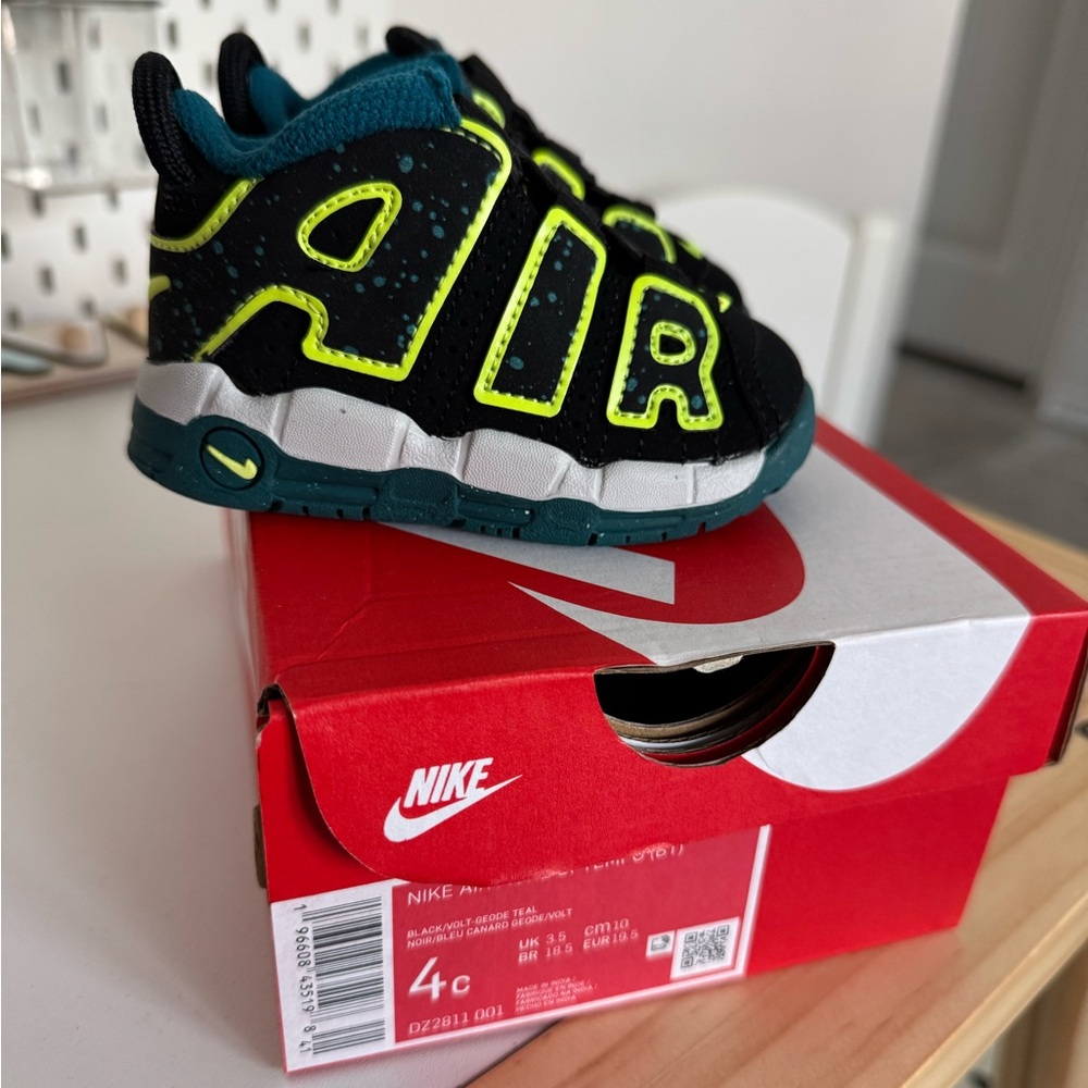 Nike Kids Sneakers Black and Neon Green 4C